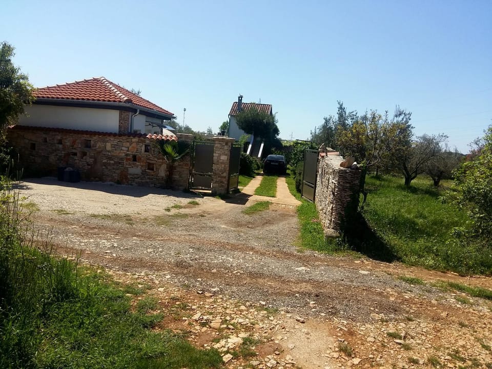 Facade/entrance, Area and facilities