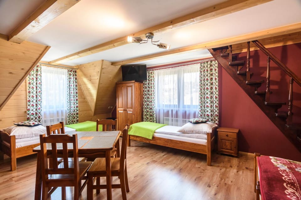 Bed, Photo of the whole room, Seating area, Dining area, Bedroom, towels