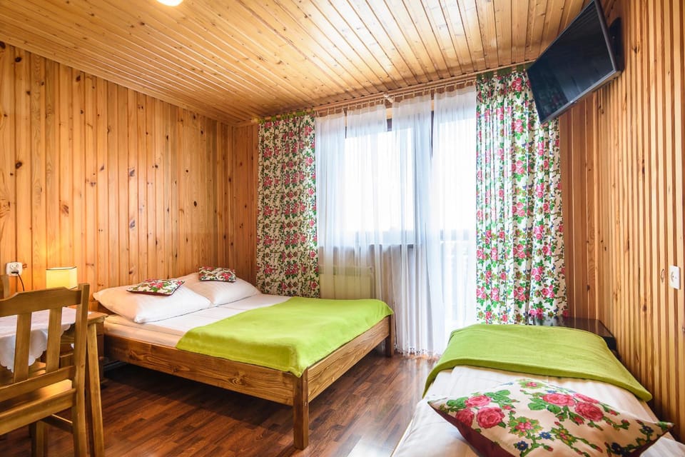 Bed, TV and multimedia, Photo of the whole room, Bedroom, towels