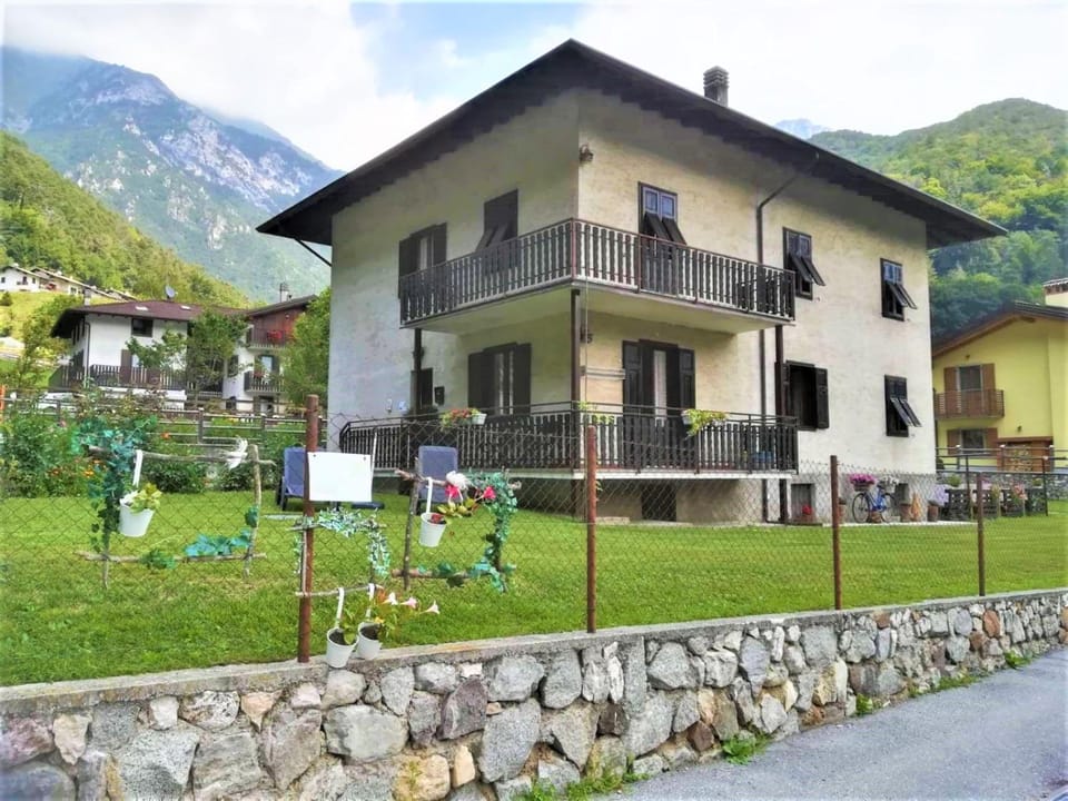 Property building, Garden, Balcony/Terrace, Garden view, Mountain view