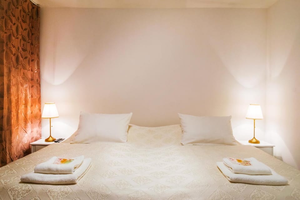 Photo of the whole room, Bedroom, towels