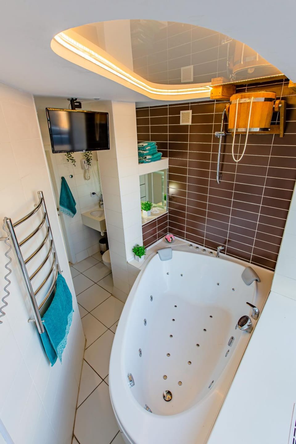 Shower, Hot Tub, Hot Tub, Spa and wellness centre/facilities, Bath, towels