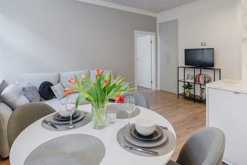 Kitchen or kitchenette, Living room, Seating area, Dining area