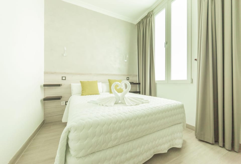 Bed, Photo of the whole room, Decorative detail, Inner courtyard view