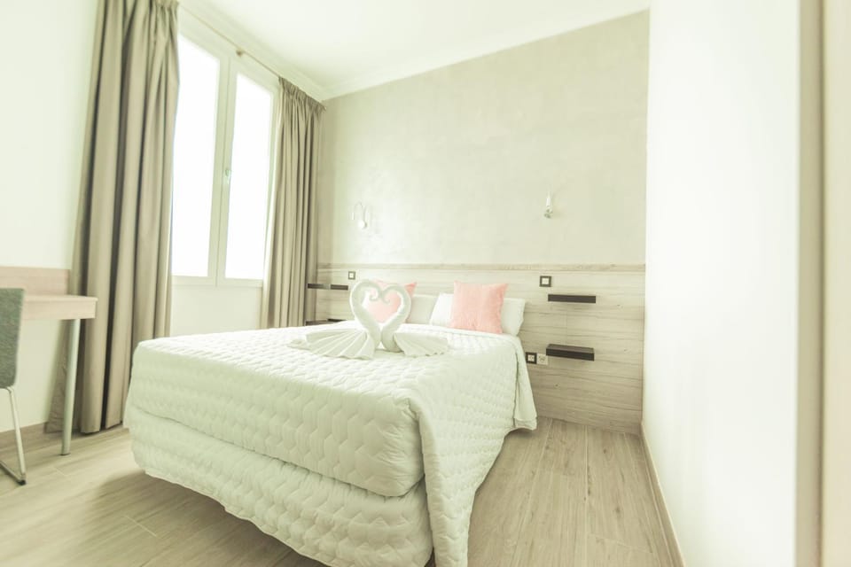 Bed, Photo of the whole room, Decorative detail, Inner courtyard view