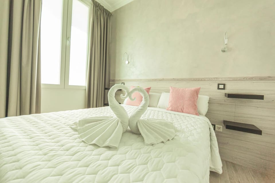 Bed, Photo of the whole room, Decorative detail, Inner courtyard view