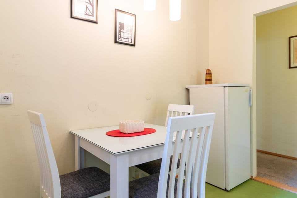 Kitchen or kitchenette, Seating area