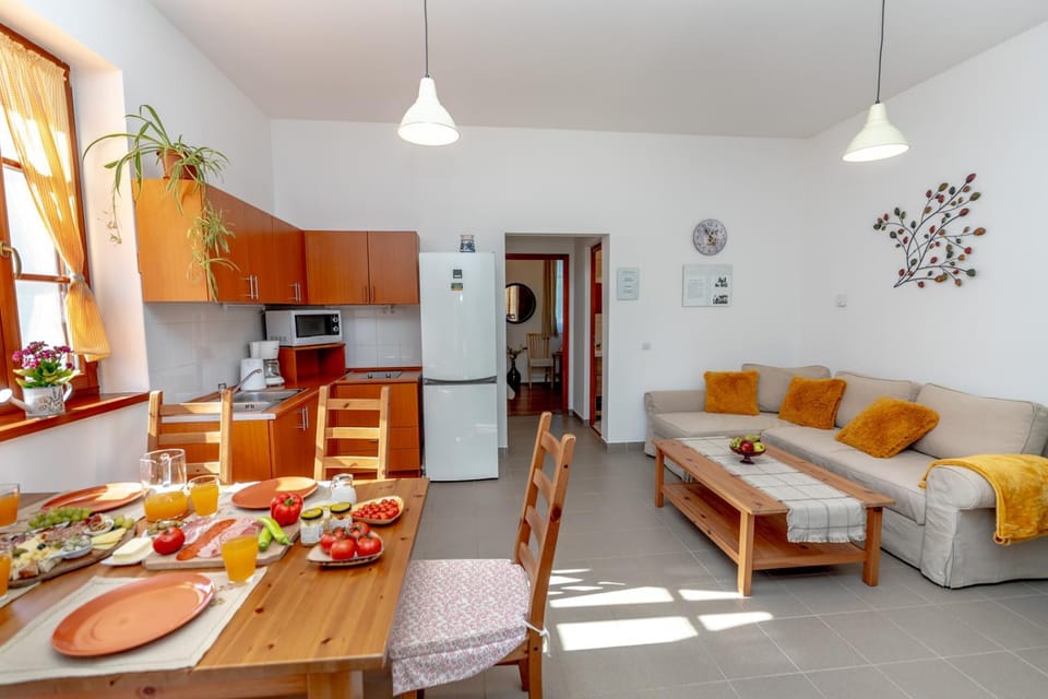 Kitchen or kitchenette, Living room, Food and drinks, Seating area, Dining area, Food