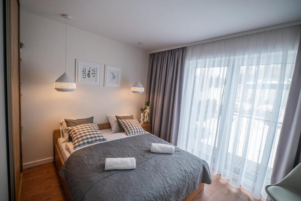 Bed, towels