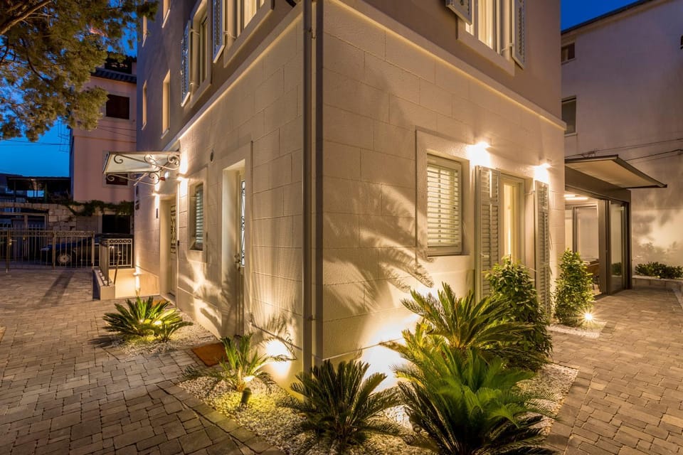 Property building, Patio, Facade/entrance, Garden