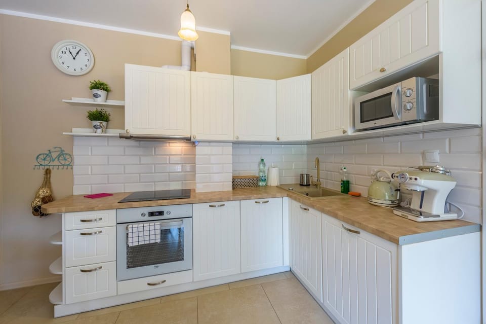 Kitchen or kitchenette, minibar