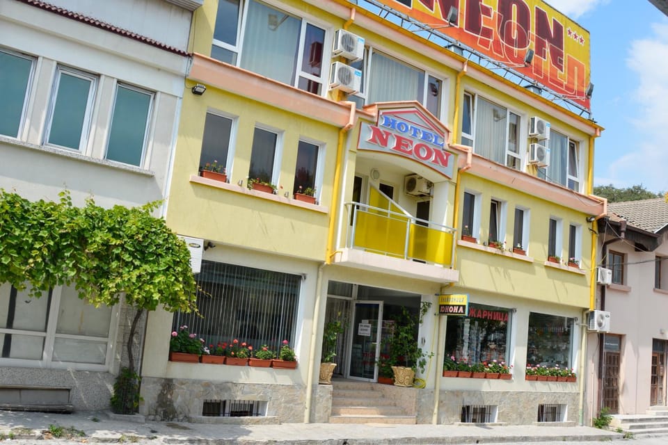 Property building, Facade/entrance, Location