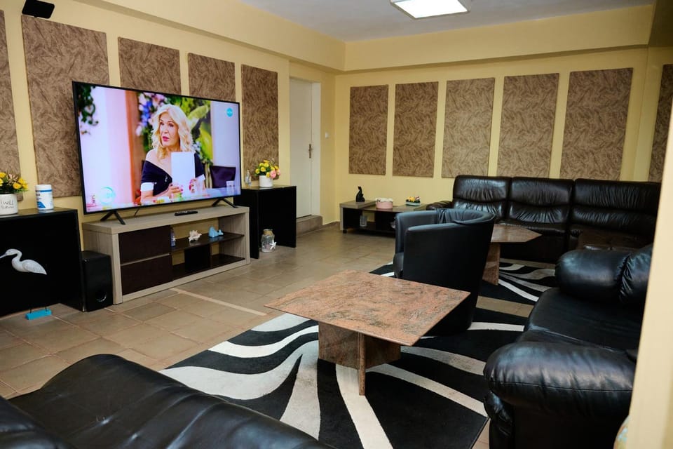 Property building, Restaurant/places to eat, Communal lounge/ TV room, TV and multimedia, Living room, Seating area, Evening entertainment