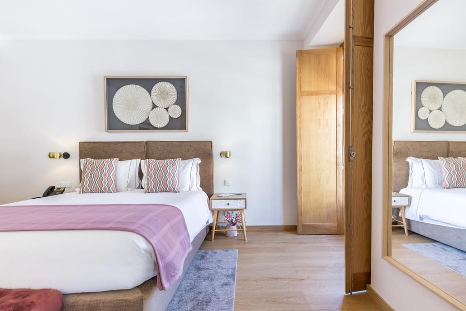Bed, Bedroom, Street view