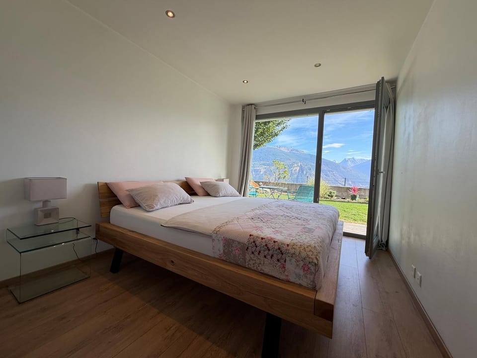 Bed, Bedroom, Mountain view