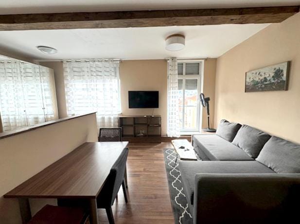 TV and multimedia, Living room, Seating area, Dining area