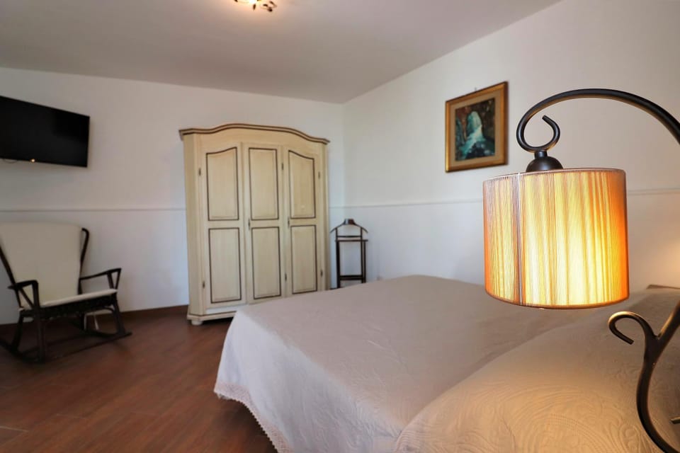Bed, TV and multimedia, Photo of the whole room, Bedroom