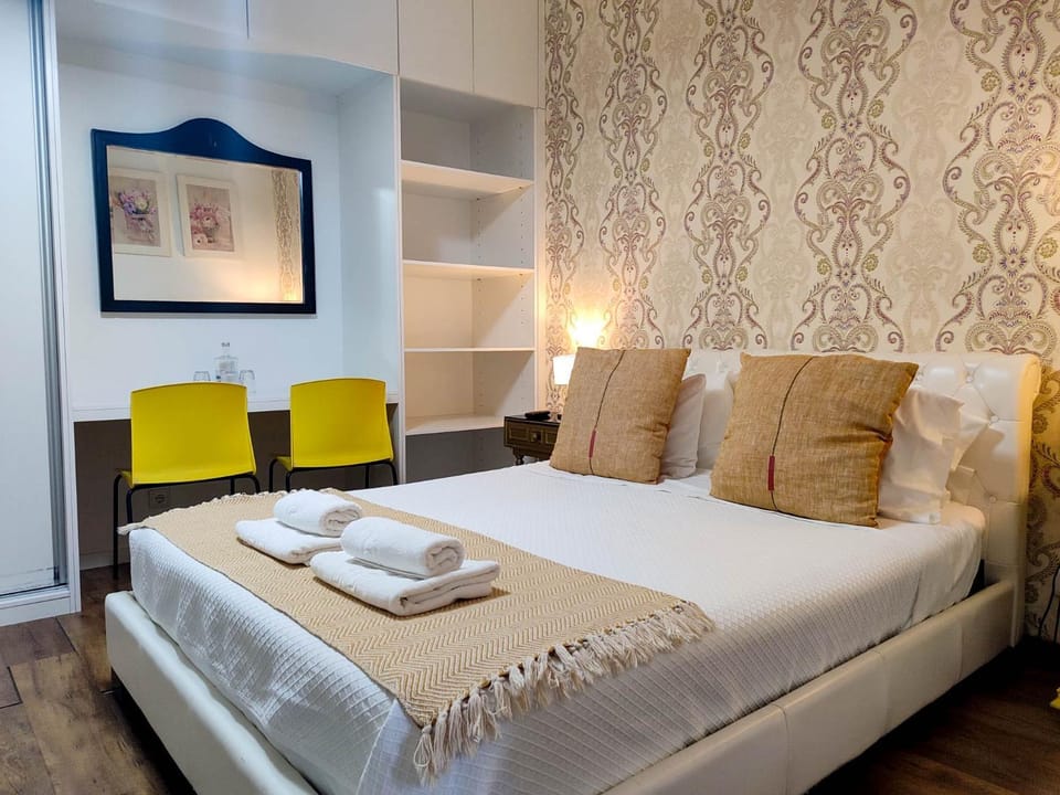Bed, Photo of the whole room, Bedroom, towels