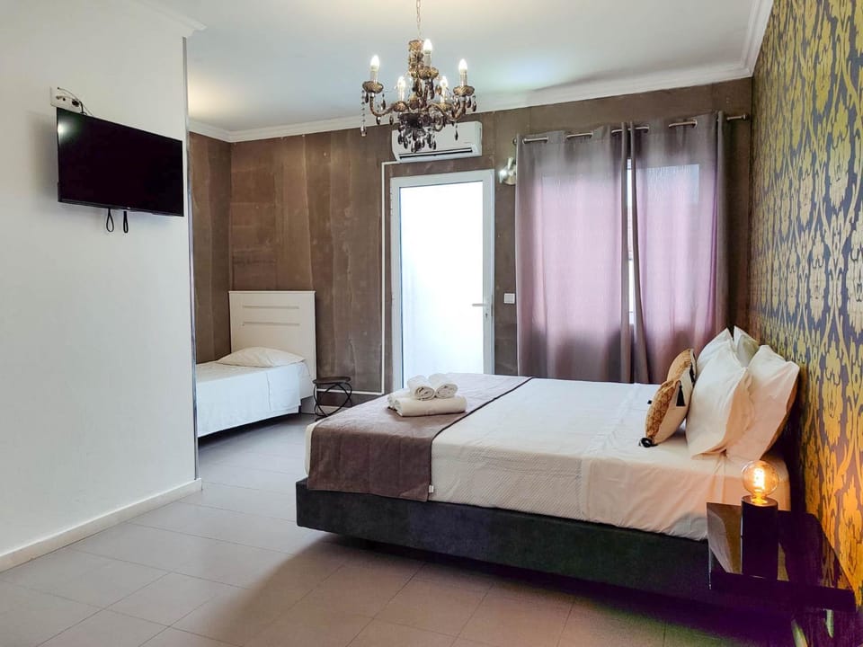 Bed, TV and multimedia, Photo of the whole room, Bedroom, towels
