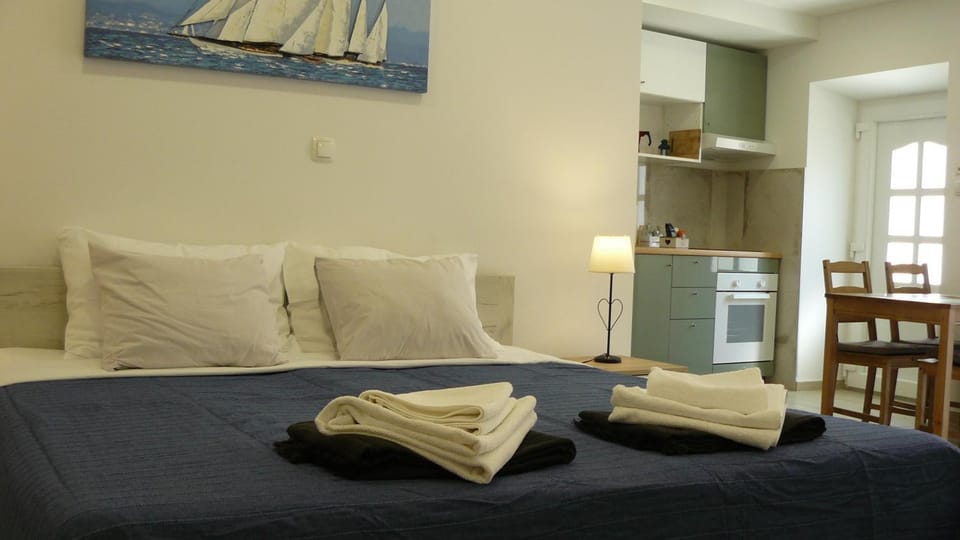 Kitchen or kitchenette, Dining area, Bedroom