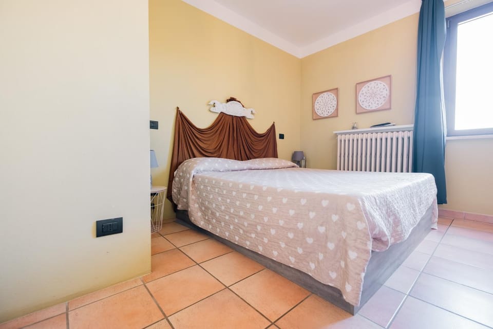 Photo of the whole room, Bedroom, air conditioner