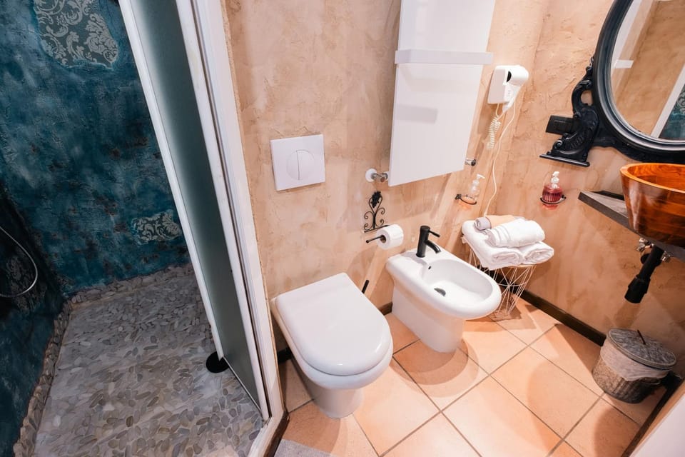 Toilet, bidet, towels