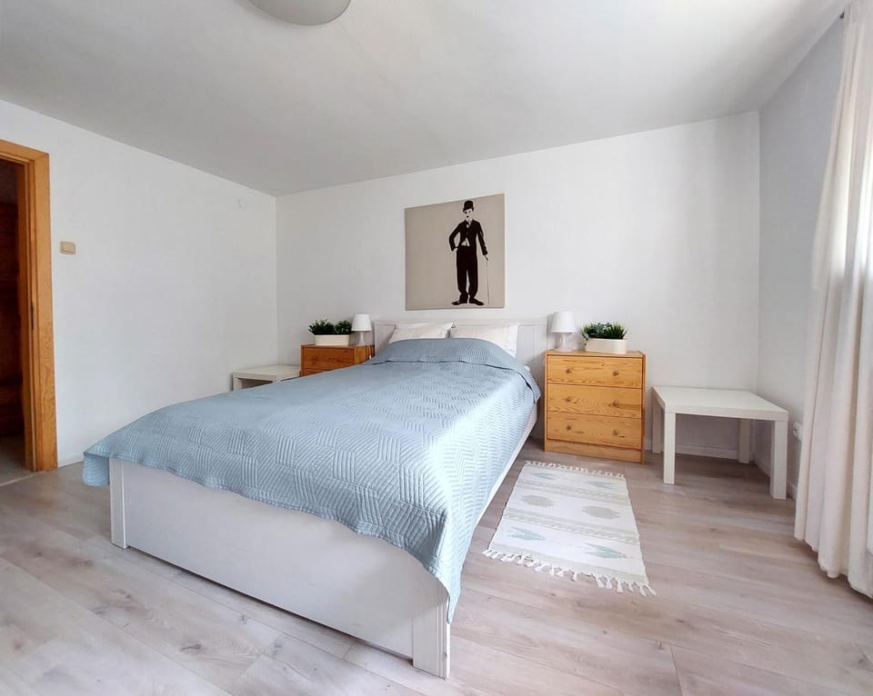 Bed, Bedroom, On site, Garden view