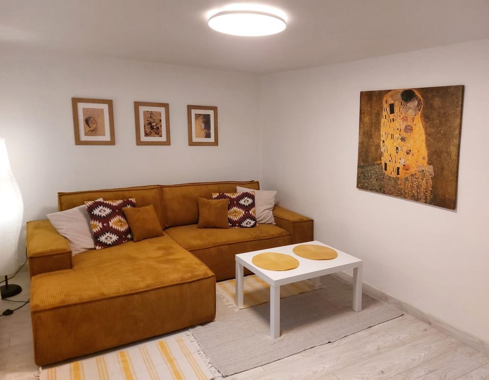 Bed, TV and multimedia, Living room, Seating area, internet