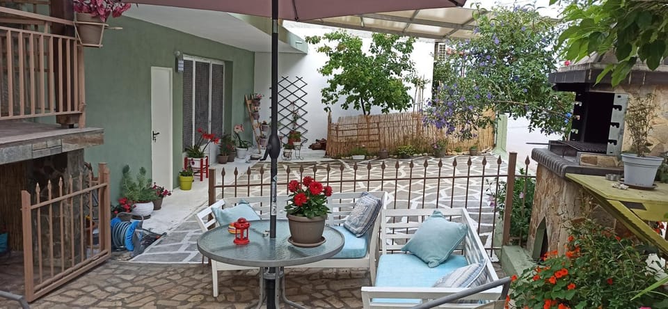 BBQ facilities, Inner courtyard view, Parking