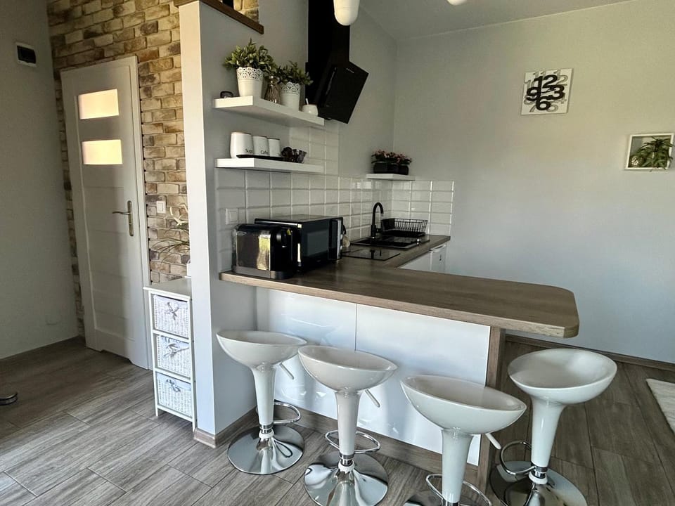 Coffee/tea facilities, Kitchen or kitchenette, Dining area, stove