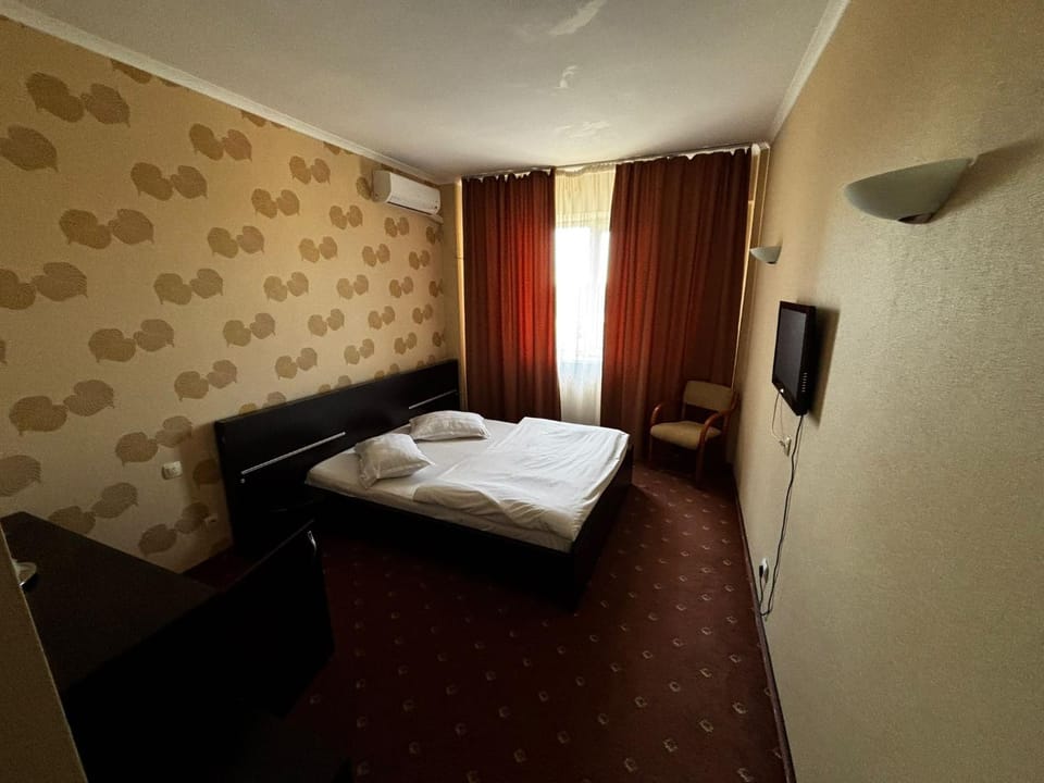 Bed, TV and multimedia, Photo of the whole room, Bedroom, towels