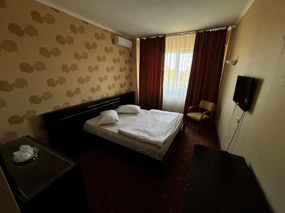 Bed, TV and multimedia, Photo of the whole room, Bedroom, towels