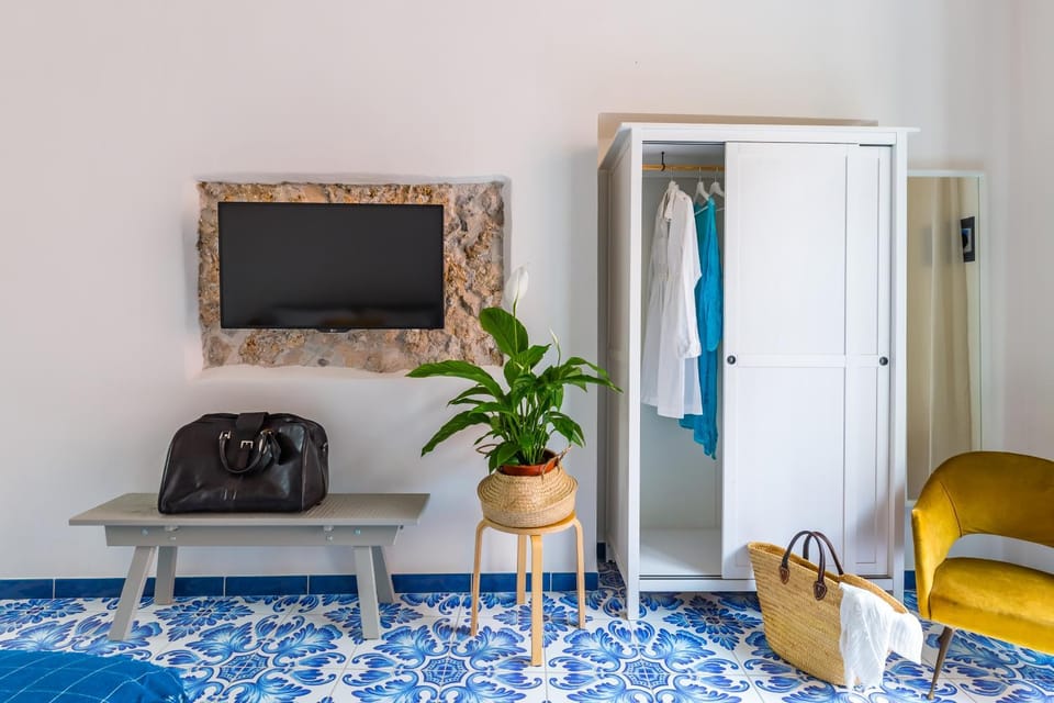 TV and multimedia, Seating area, wardrobe