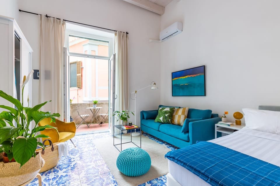 Bed, Photo of the whole room, Seating area, Bedroom, wardrobe, air conditioner