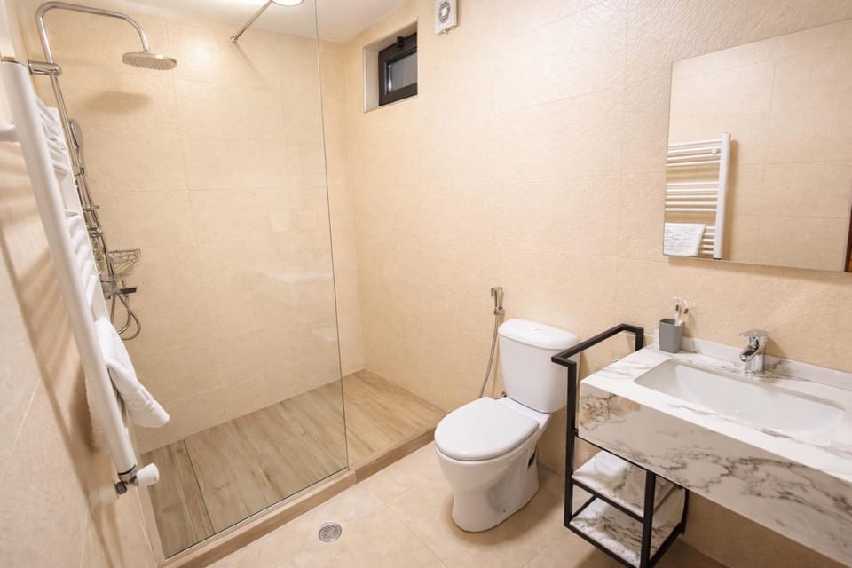 Shower, Toilet