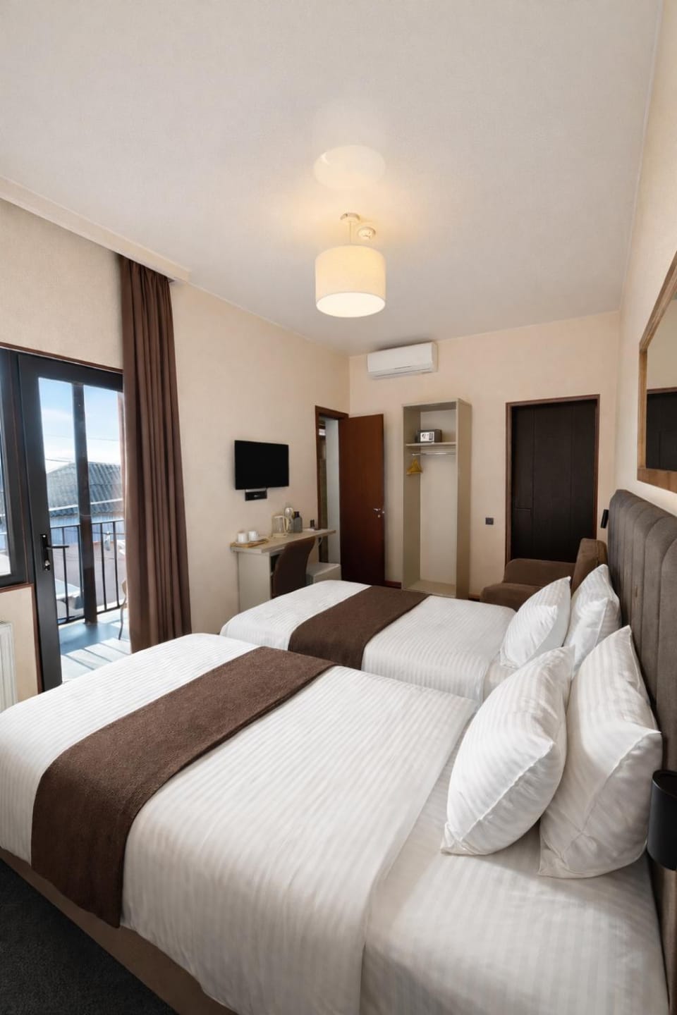Bed, TV and multimedia, Photo of the whole room, Bedroom, air conditioner