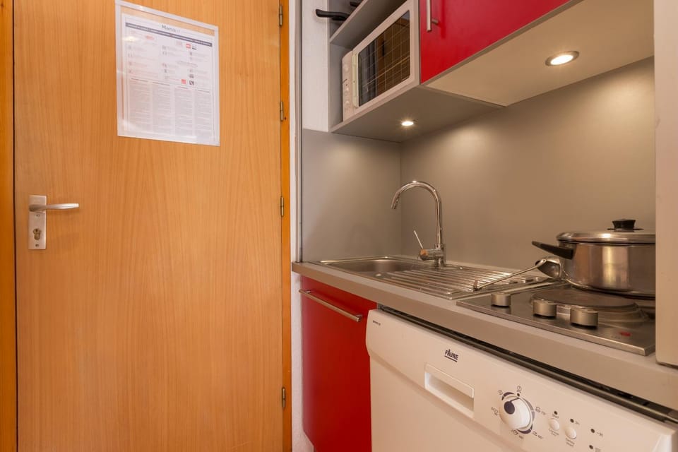 Kitchen or kitchenette, minibar, stove