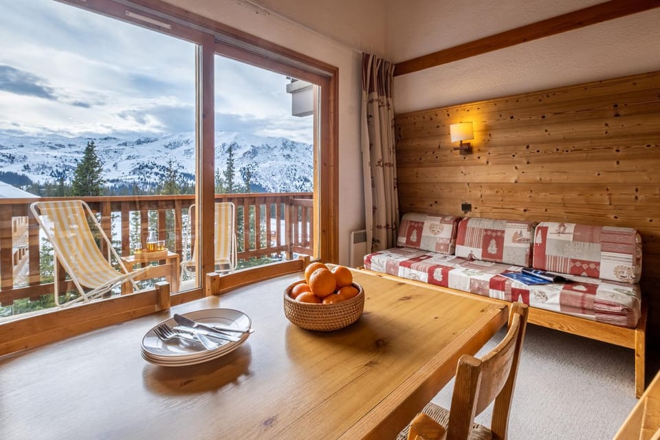 Bed, Natural landscape, Living room, Photo of the whole room, Seating area, Dining area, Bedroom