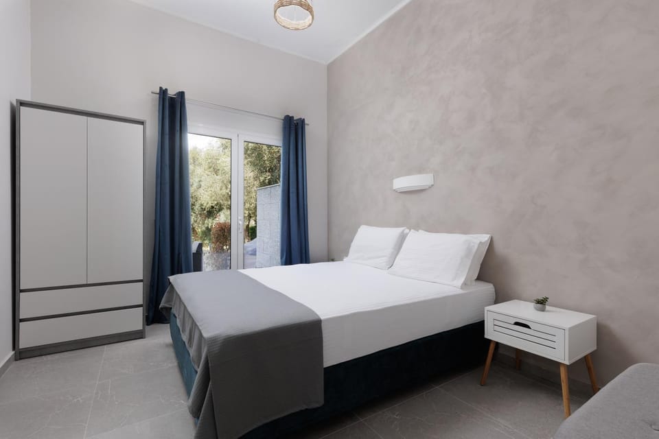 Bed, Bedroom, Garden view