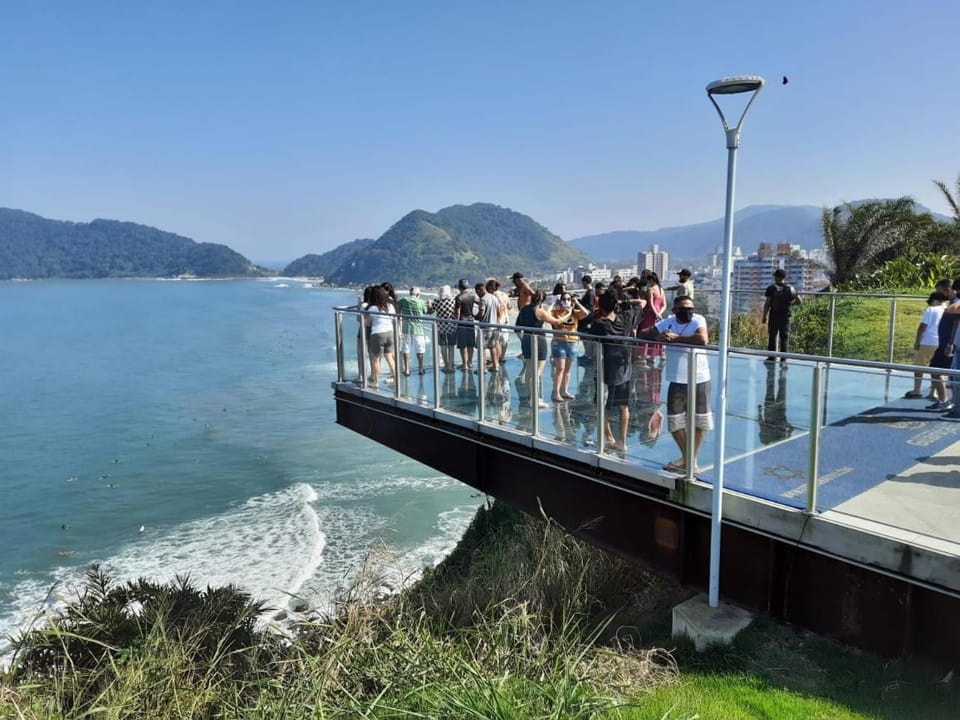 Apartamento Enseada, Guarujá, 3 dorms, 3 banhs, 8 pessoas, 02 quadras da praia, 2 sacadas, 2 vagas de garagem Apartment in State of São Paulo
