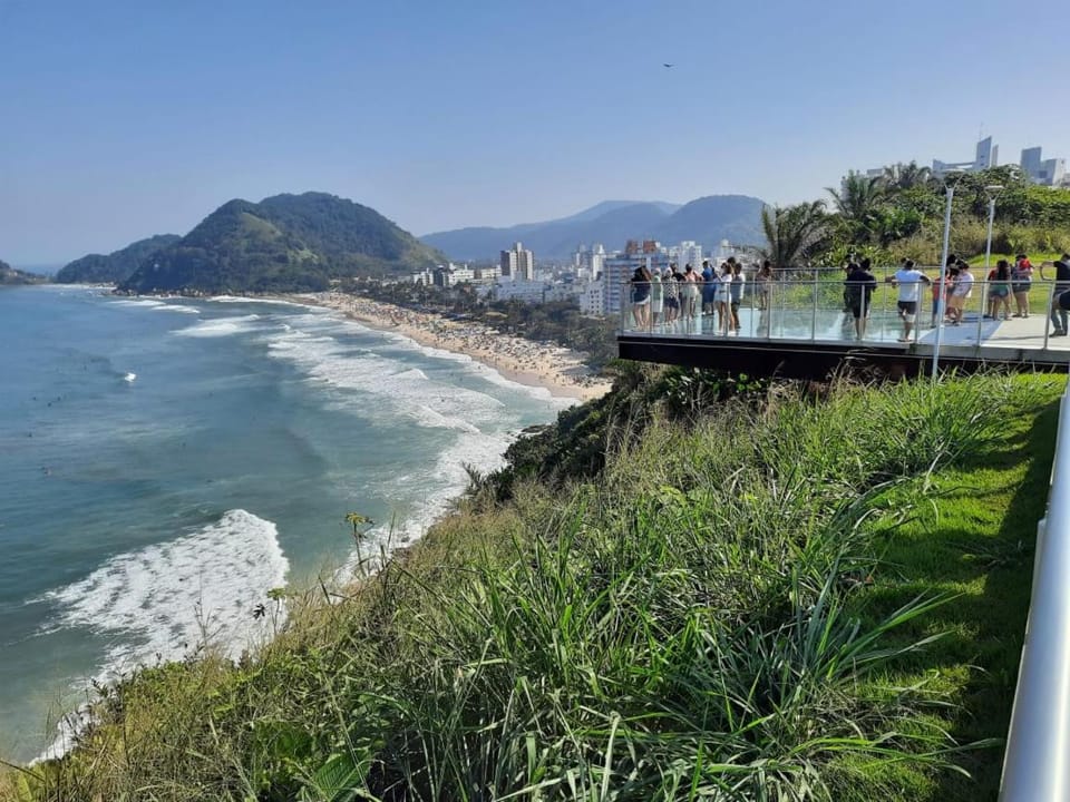 Apartamento Enseada, Guarujá, 3 dorms, 3 banhs, 8 pessoas, 02 quadras da praia, 2 sacadas, 2 vagas de garagem Apartment in State of São Paulo