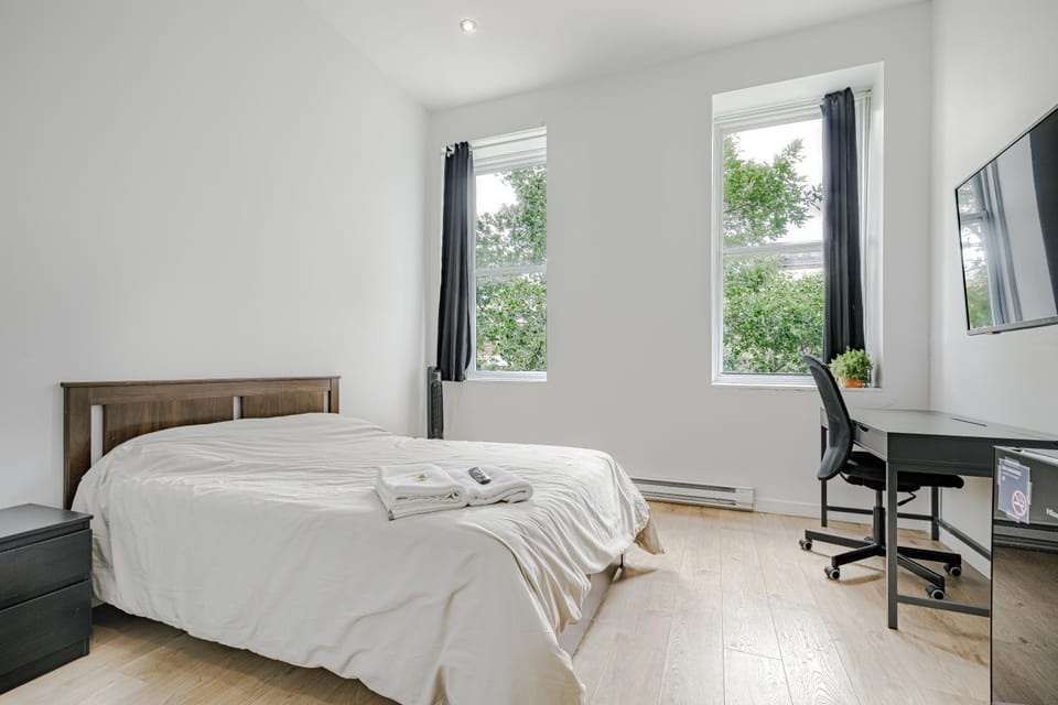 Bed, TV and multimedia, Photo of the whole room, Bedroom, hair dresser