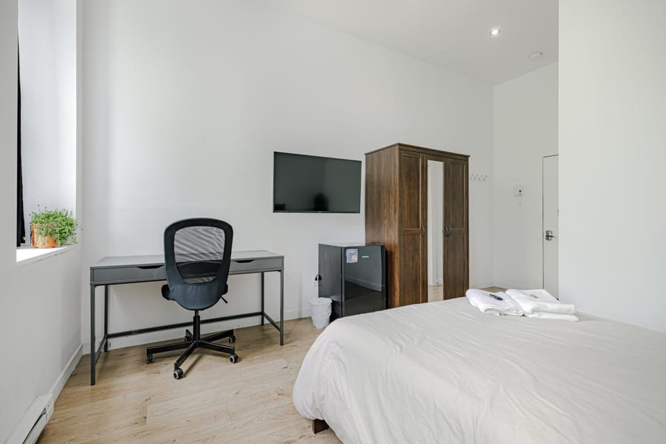 Bed, TV and multimedia, Photo of the whole room, Bedroom, wardrobe