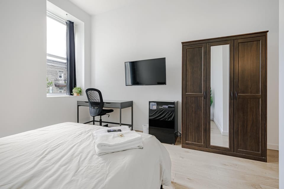 Bed, TV and multimedia, Photo of the whole room, Bedroom, hair dresser, wardrobe