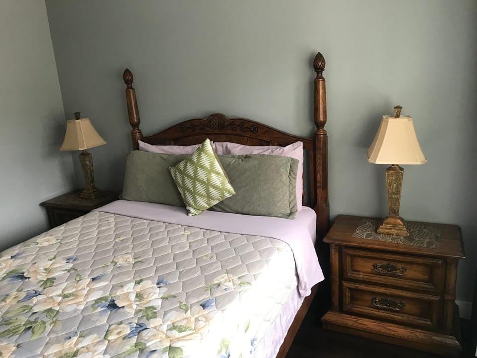 Lake and Bridge View Vacation Home Bed and Breakfast in West Kelowna