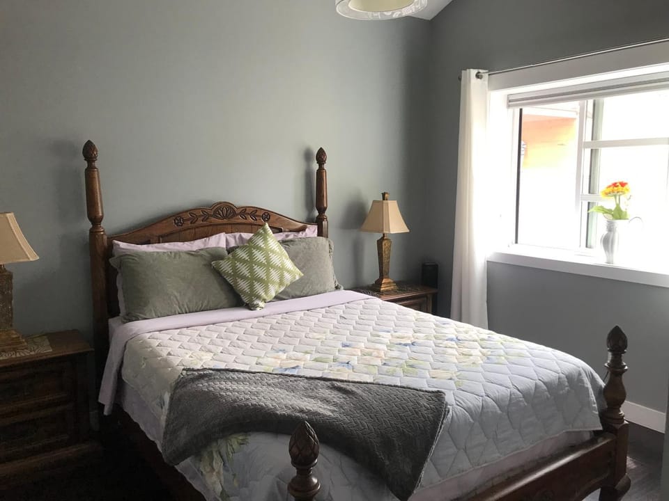 Lake and Bridge View Vacation Home Bed and Breakfast in West Kelowna