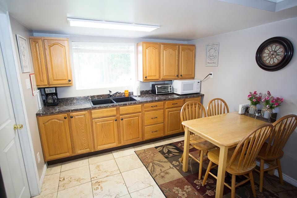 Kitchen or kitchenette, Dining area, minibar, toaster