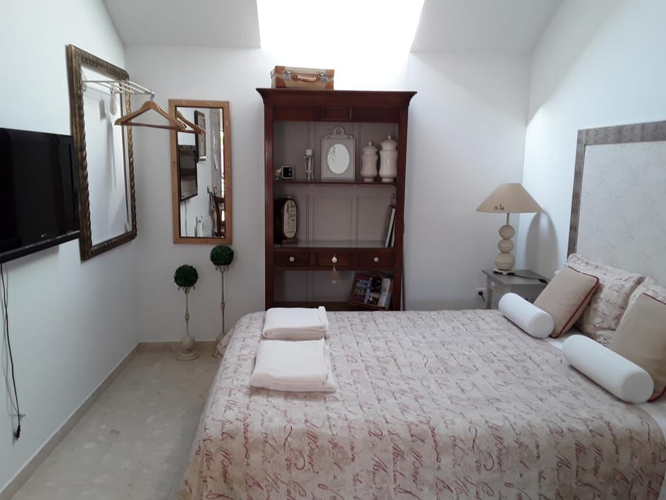 TV and multimedia, Photo of the whole room, Bedroom