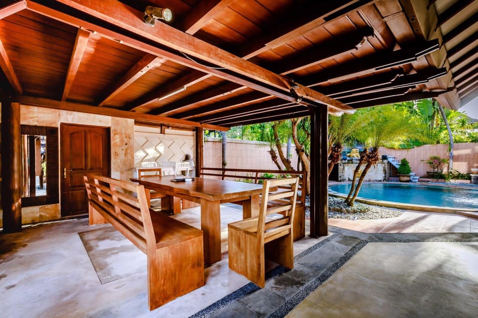 Dining area, Swimming pool, Continental breakfast