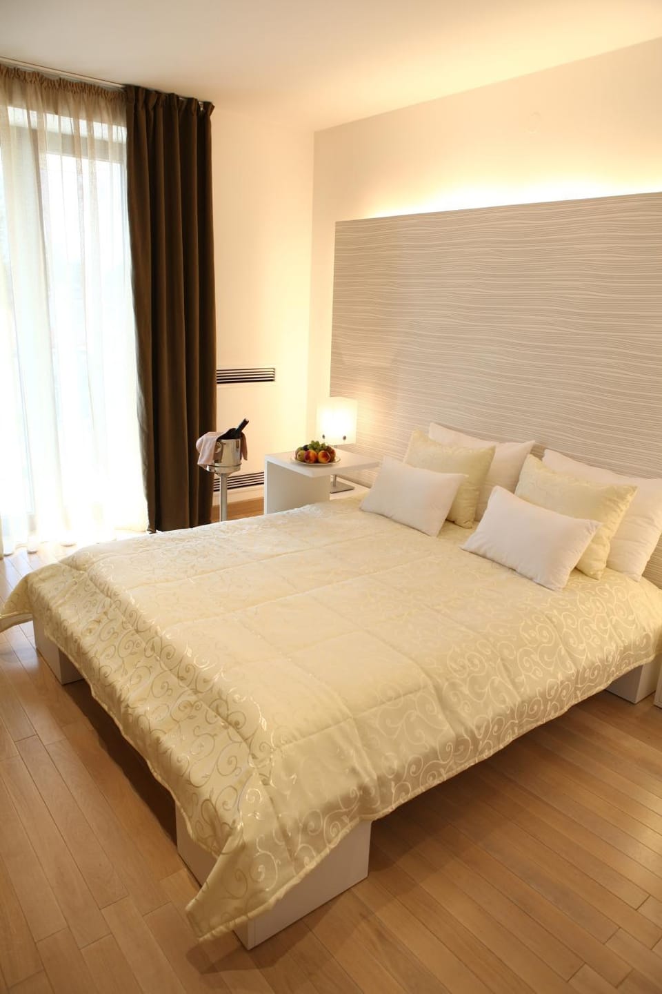Day, Photo of the whole room